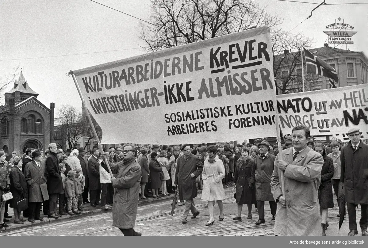 1. mai 1969 i Oslo.Demonstrasjonstoget.Parole: Kulturarbeiderne krever investeringer ikke almisser.Sosialistiske kulturarbeiders forening.