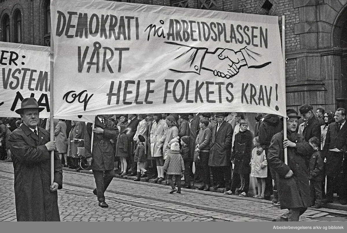 1. mai 1969 i Oslo.Demonstrasjonstoget i Karl Johans gate.Parole: Demokrati på arbeidsplassen.Vårt og hele folkets krav!.