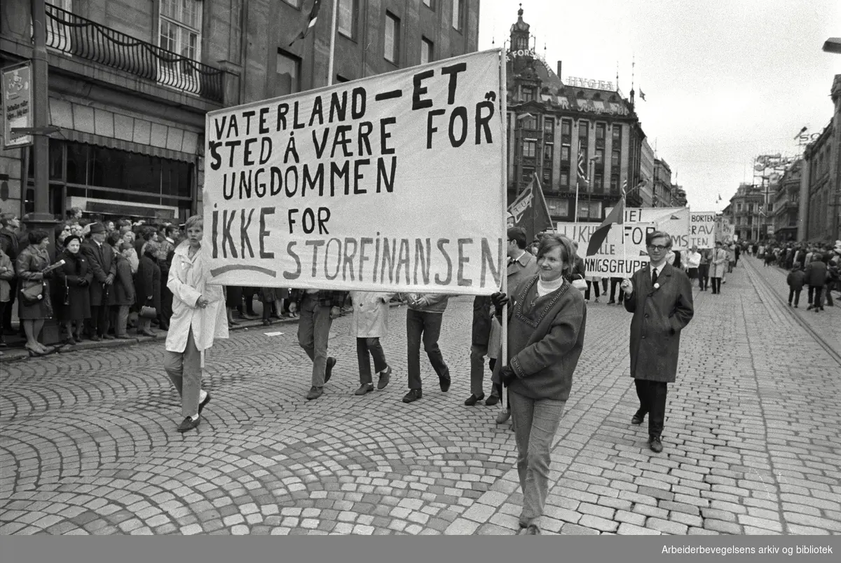 1. mai 1969 i Oslo.Demonstrasjonstoget i Karl Johans gate.Parole: Vaterland-.Et sted å være for ungdommen.Ikke for storfinansen.AUF