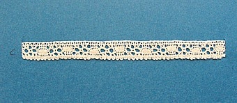 Blått kartongark med fem prover på knypplad skånsk spets från östra Göinge härad. Vid varje prov står en stor bokstav.
A. 13x 1,5 cm
B. 13 x 0,8 cm
C. 13 x 1,2 cm
D. 13 x 1,9 cm
E. 13 x 1,8 cm