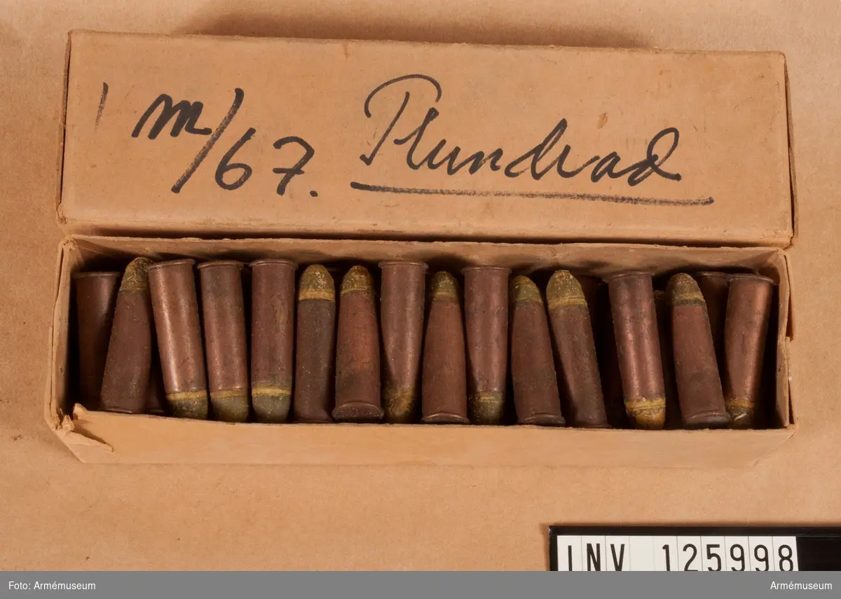 Låda med 12,17 mm patroner till gevär m/1867, plundrad.