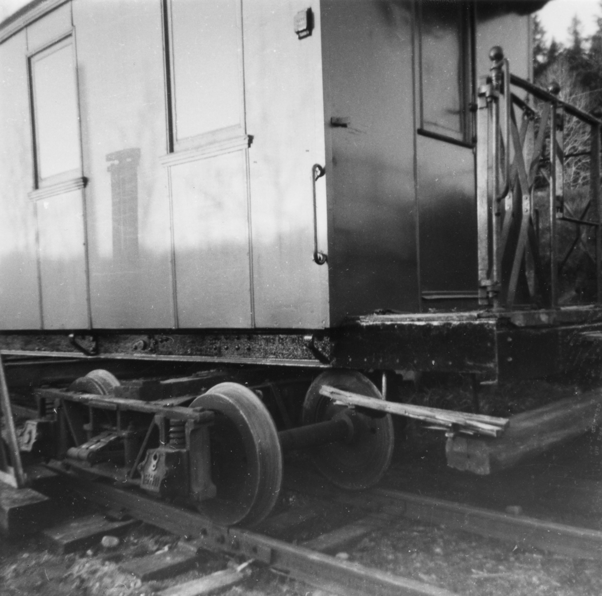 Persovogn BCo 3 ble flyttet fra Sørumsand verksteds område til museumsbanen våren 1965. Her er vognen i ferd med å bli satt på sporet ved Sætra planovergang.