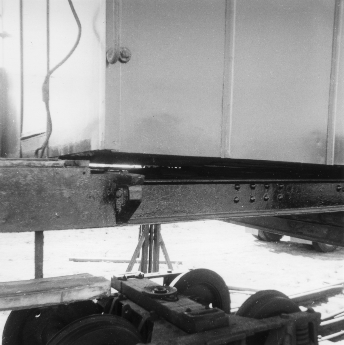 Persovogn BCo 3 ble flyttet fra Sørumsand verksteds område til museumsbanen våren 1965. Her er vognen i ferd med å bli lastet opp på trailer ved Sørumsand verkstad.