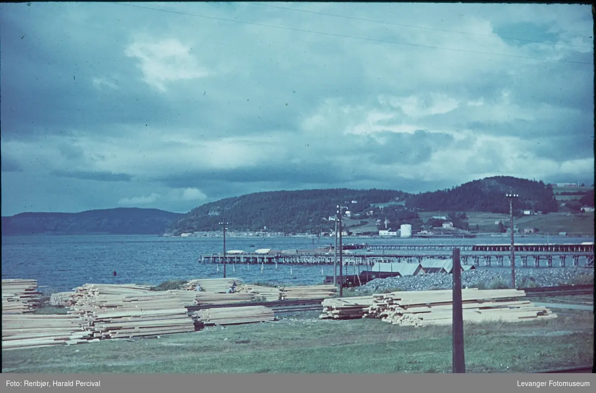 Plankestabler ved fjorden.