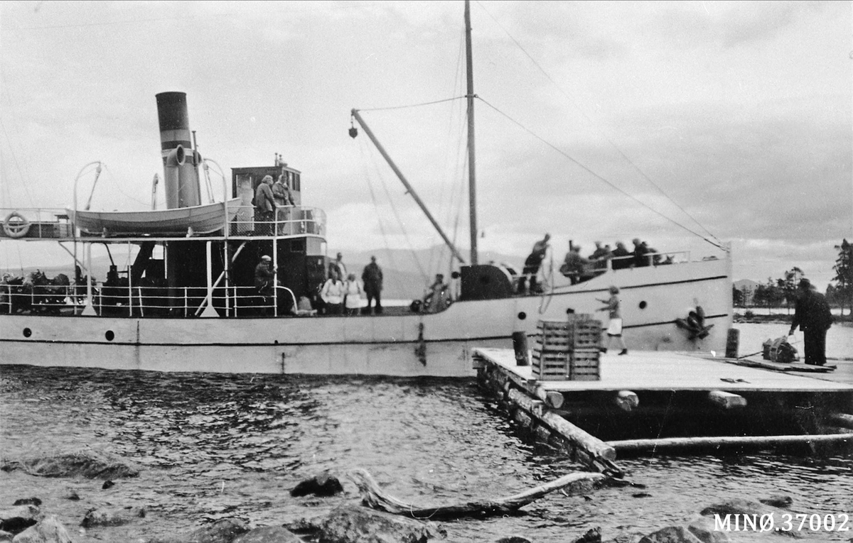 Jonasvollen ca. 1946. Dampbåten Femund II