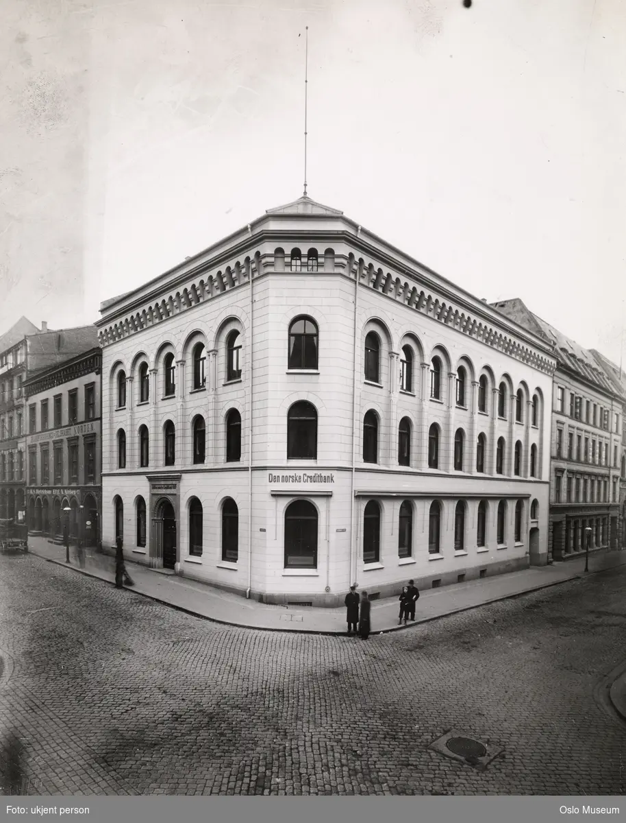 Den norske Creditbank, kontorbygning, forretningsgårder