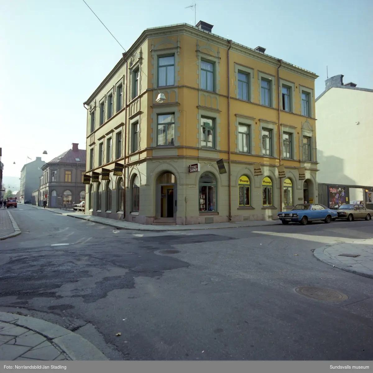 Exteriörbilder av huset i hörnet av Kyrkogatan-Tullgatan. Presenta, Brittas garn.
