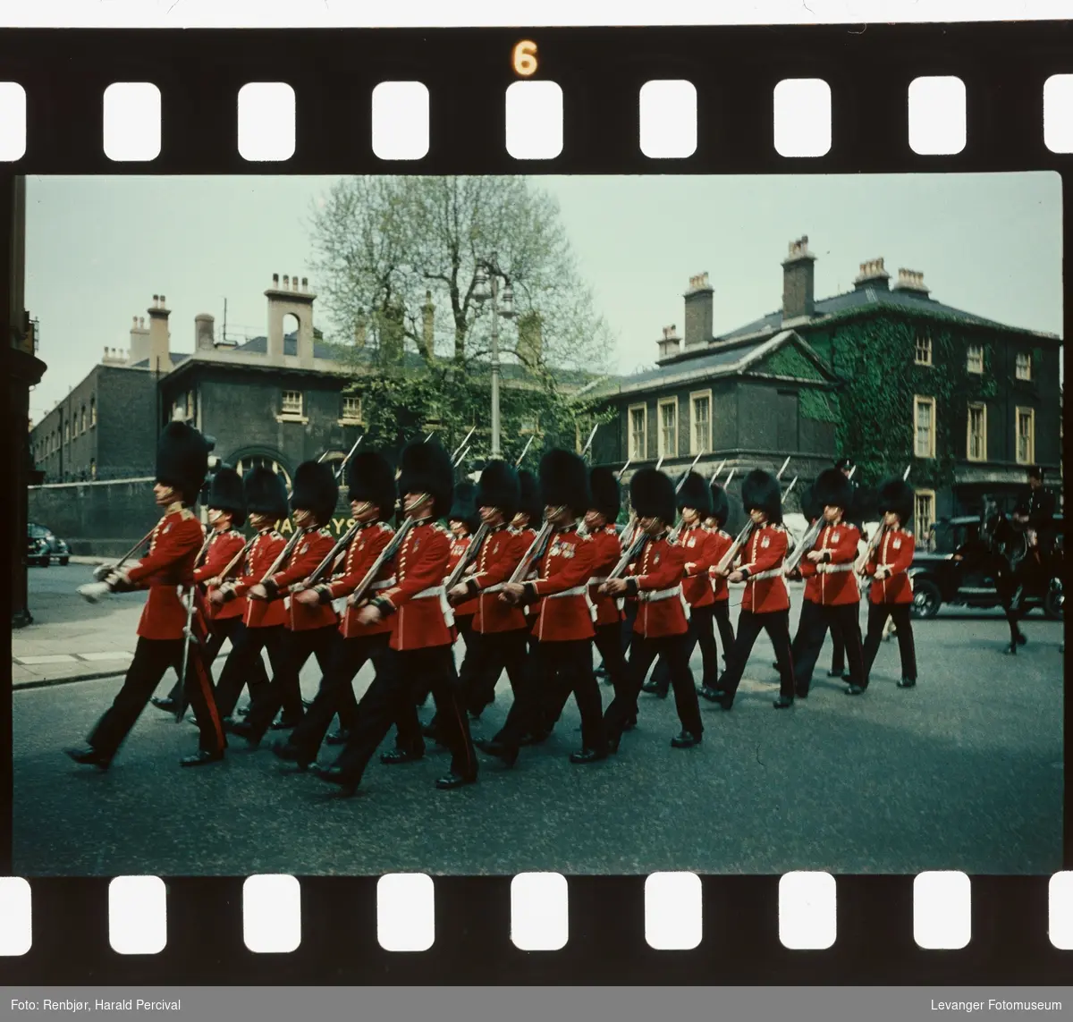 Den britiske gardemusikken marjerer iBuckingham Buckingham Palace Road.