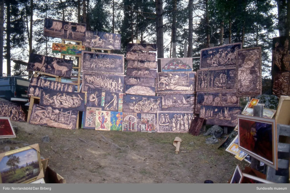 Bilder från Stöde marknad 1980. Människor, knallar, lotterier, karuseller.
