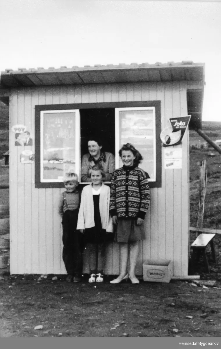 Kiosken "Skogshornbua" ved Jordheimstølane i Hemsedal i 1961. I kioskvidauga:  Ragnhild Jordheim. Framme frå venstre:  Aslak Jordheim,Bjørg Jordheim og Berit Jordheim.