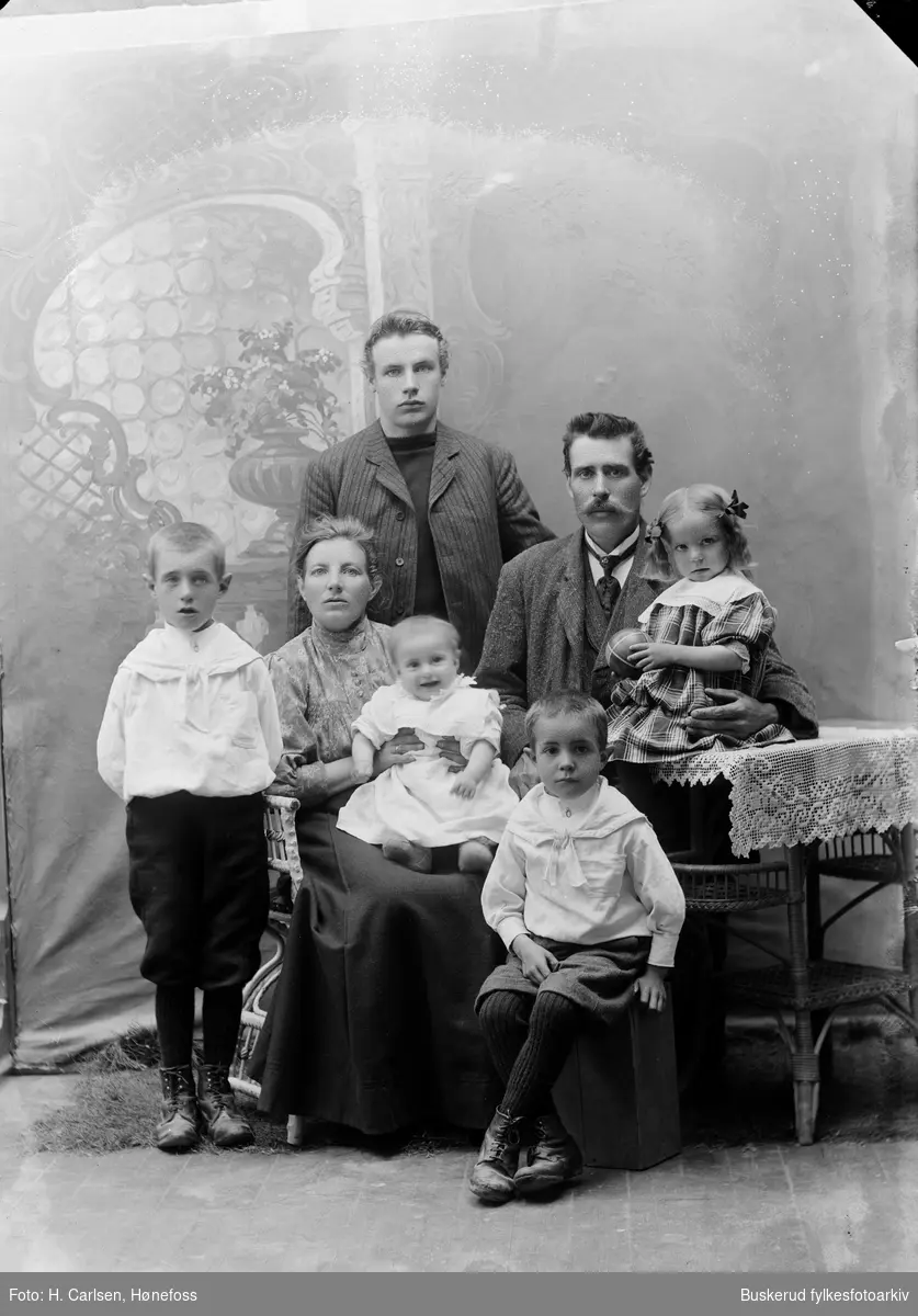 Familegruppe, ektepar med sine fem barn
Ingvald Tuften