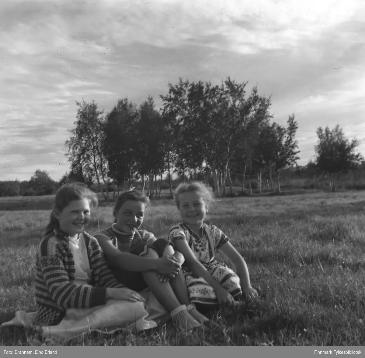 Mari-Ann Nilssen, Maija Hoikka (født Gerasimoff) og Turid Lillian Drannem sitter i gresset i Øvre Neiden