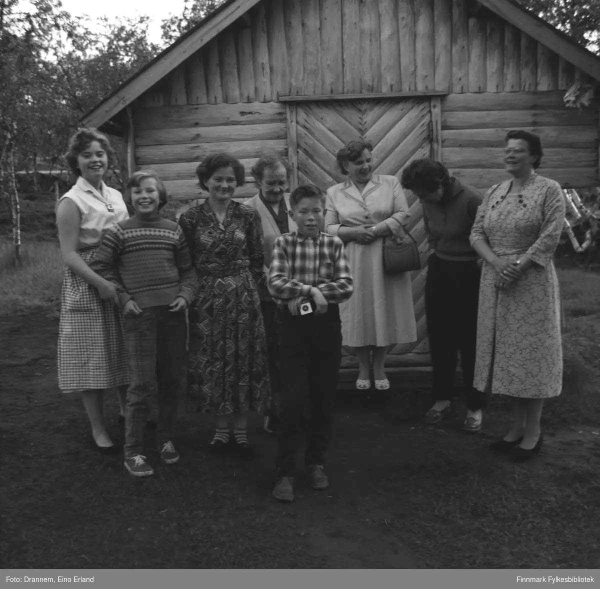 Gruppeportrett av (fra venstre) Svanhild, Mary, Alette og Magnar Karikoski, Inga Arvola, Reidun Vorren, Jenny Drannem og (?) i Neiden. Etter Alette, fra venstre er Simonette Vorren, og helt til høyre er Torbjørg Vorren, gift med Helge Vorren, bosatt i Tromsø. 