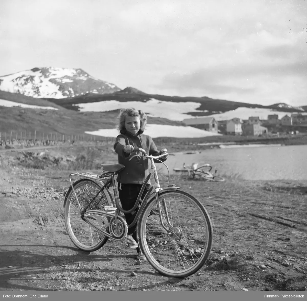Turid Lillian med sykkelen sin ved fjæra