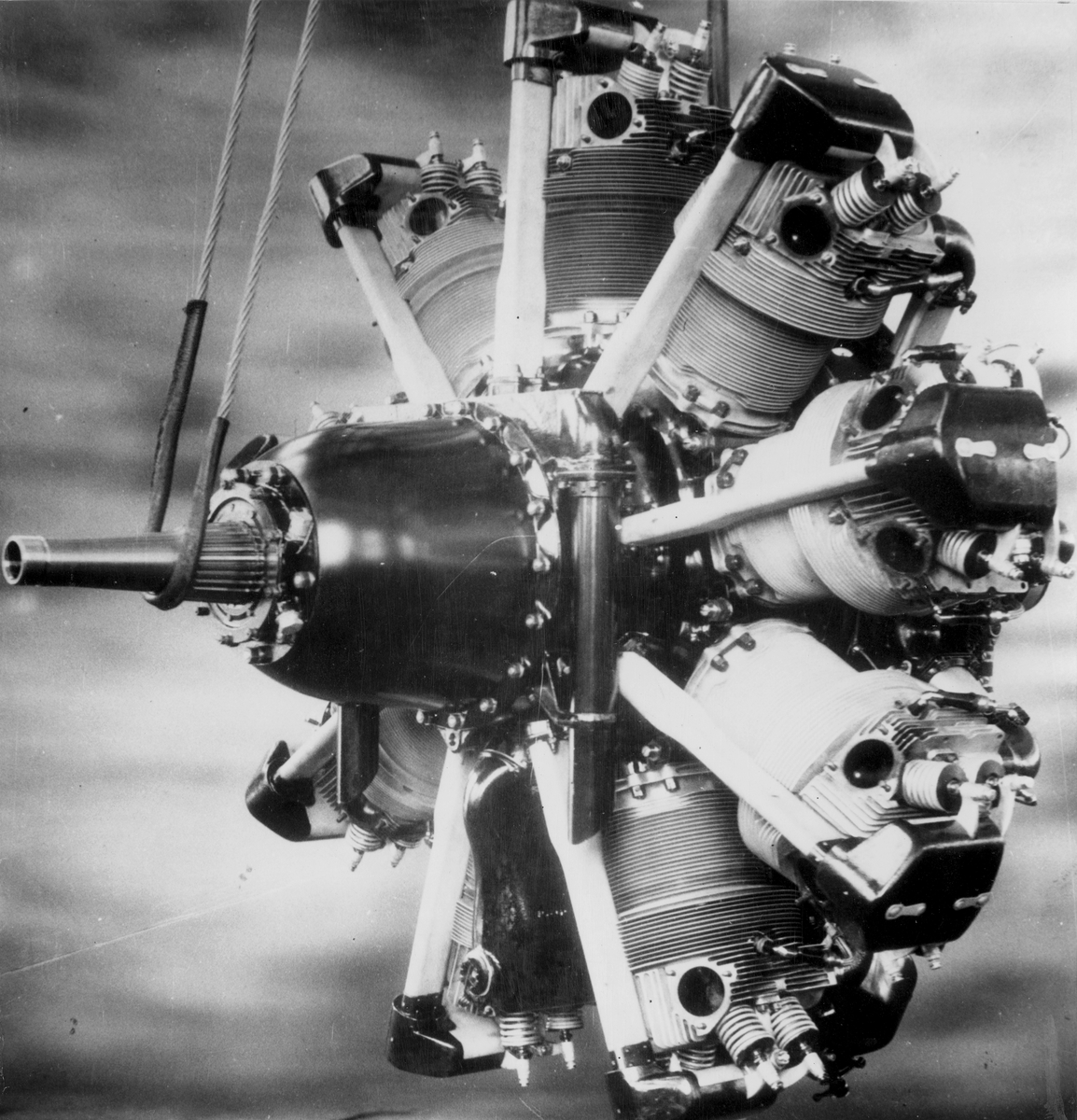 Flygmotor Mercury S2 Nohab (My S2), tillverkad 1939 för flygplan J 8. Monterat foto med tillhörande information.