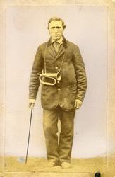 Postmann (?) Trond Ivarssonn Eltun avbildet i helfigur med p