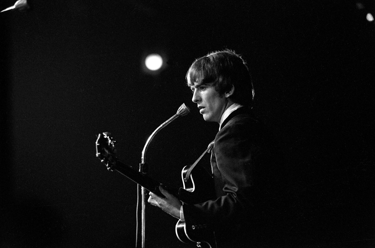 Konsert med det engelske bandet The Beatles i K.B. Hallen i København. På scenen George Harrison.