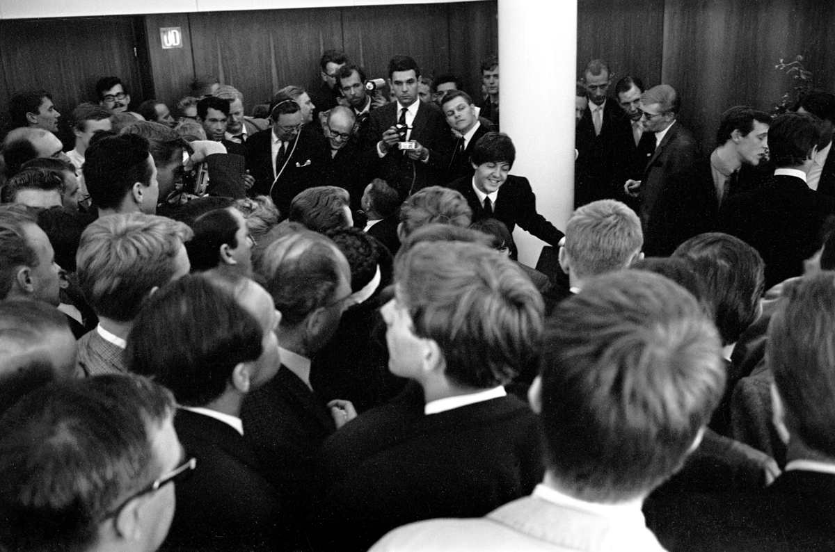 Det engelske bandet The Beatles skal ha konsert i København. Pressefolk samlet i påvente av en pressekonferanse med popgruppa.
Paul McCartney ses midt i bildet.