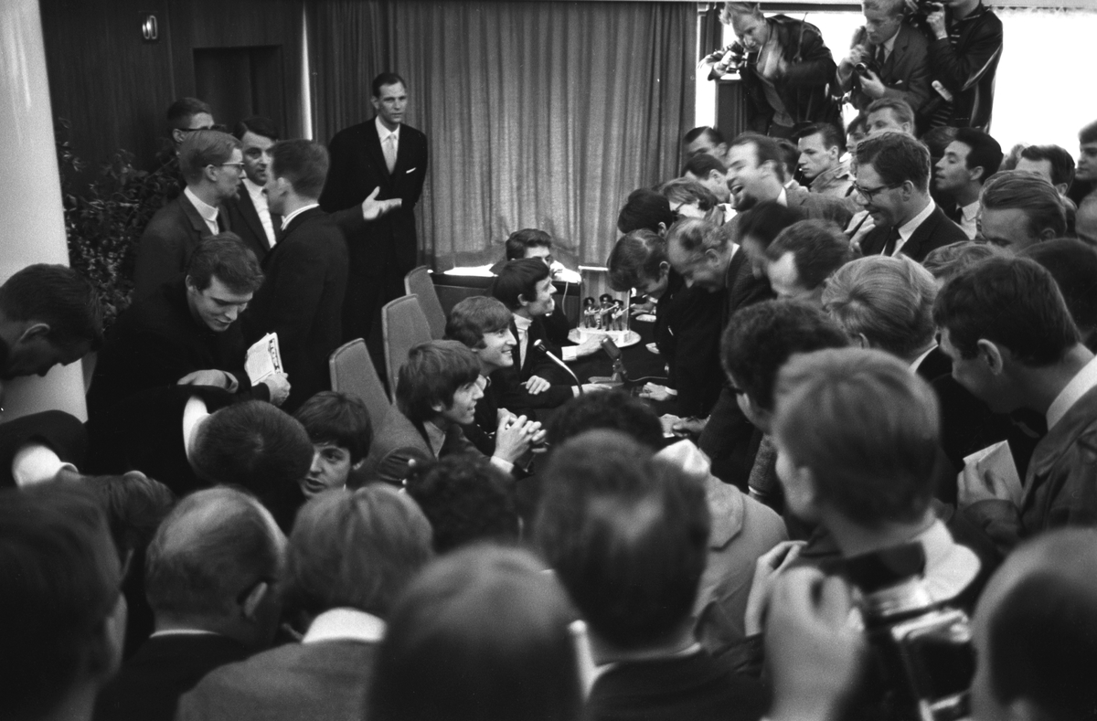 Det engelske bandet The Beatles skal ha konsert i København. Pressekonferanse med popgruppas medlemmer. Her sitter fra venstre Paul McCartney, George Harrison, John Lennon og Jimmy Nicol og svarer på spørsmål fra pressefolkene.