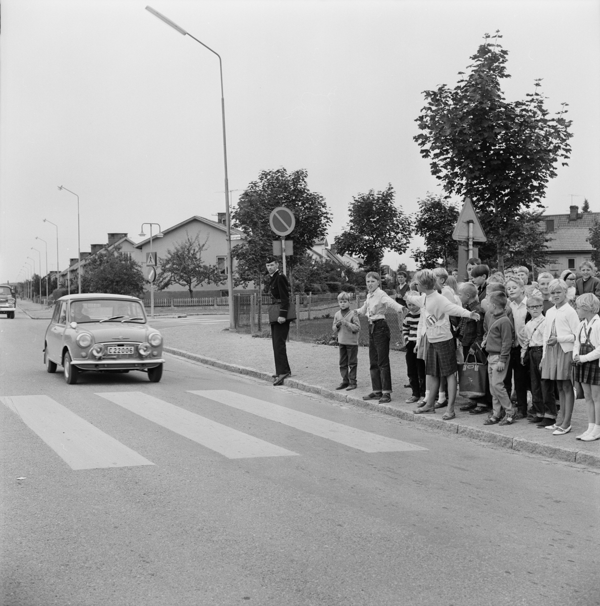 "200 uppsalabarn trafikövervakare vid folkskolorna", Uppsala augusti 1965