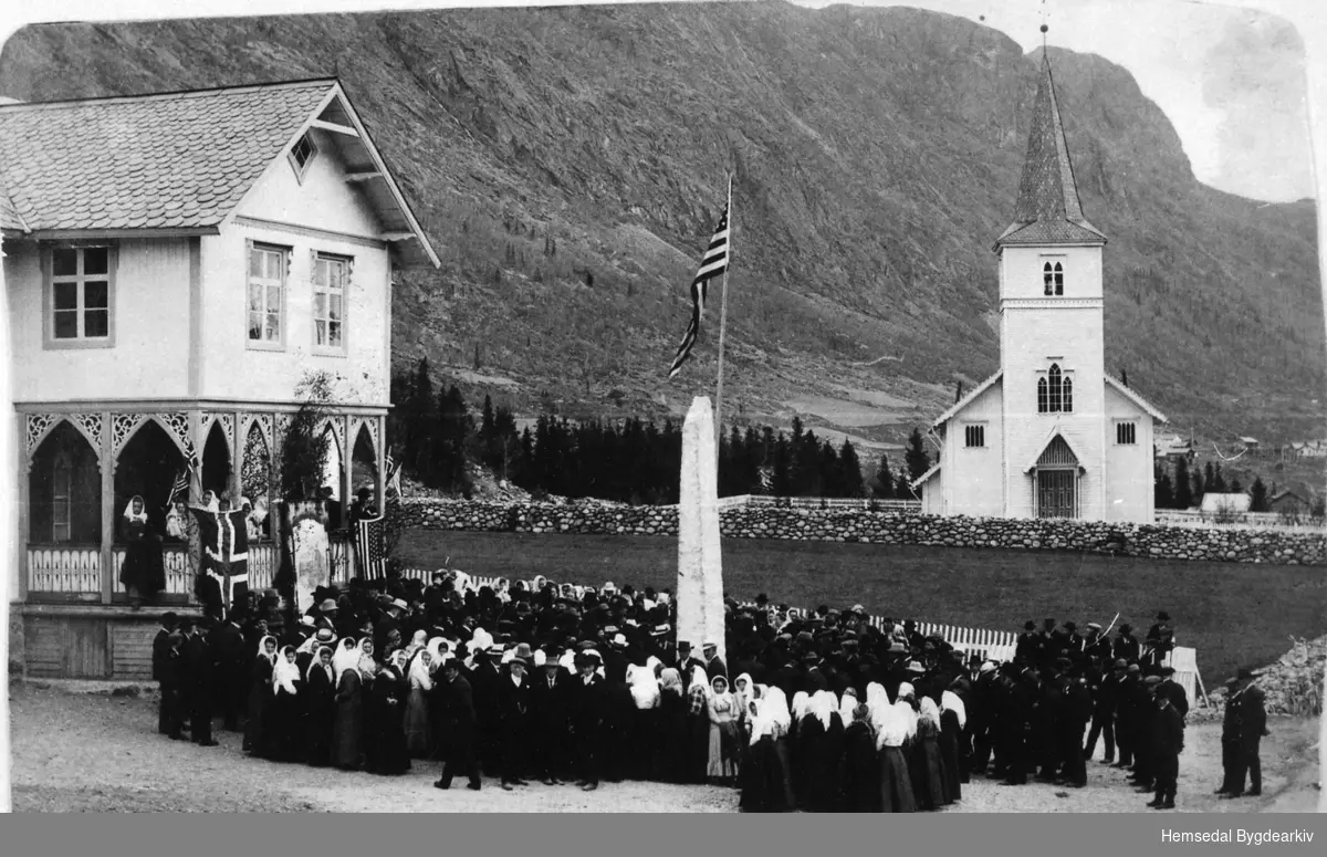 Jubileumsfesten 4. juni 1914. Festlyden er samla framfor Heradshuset (Tingbygnaden)