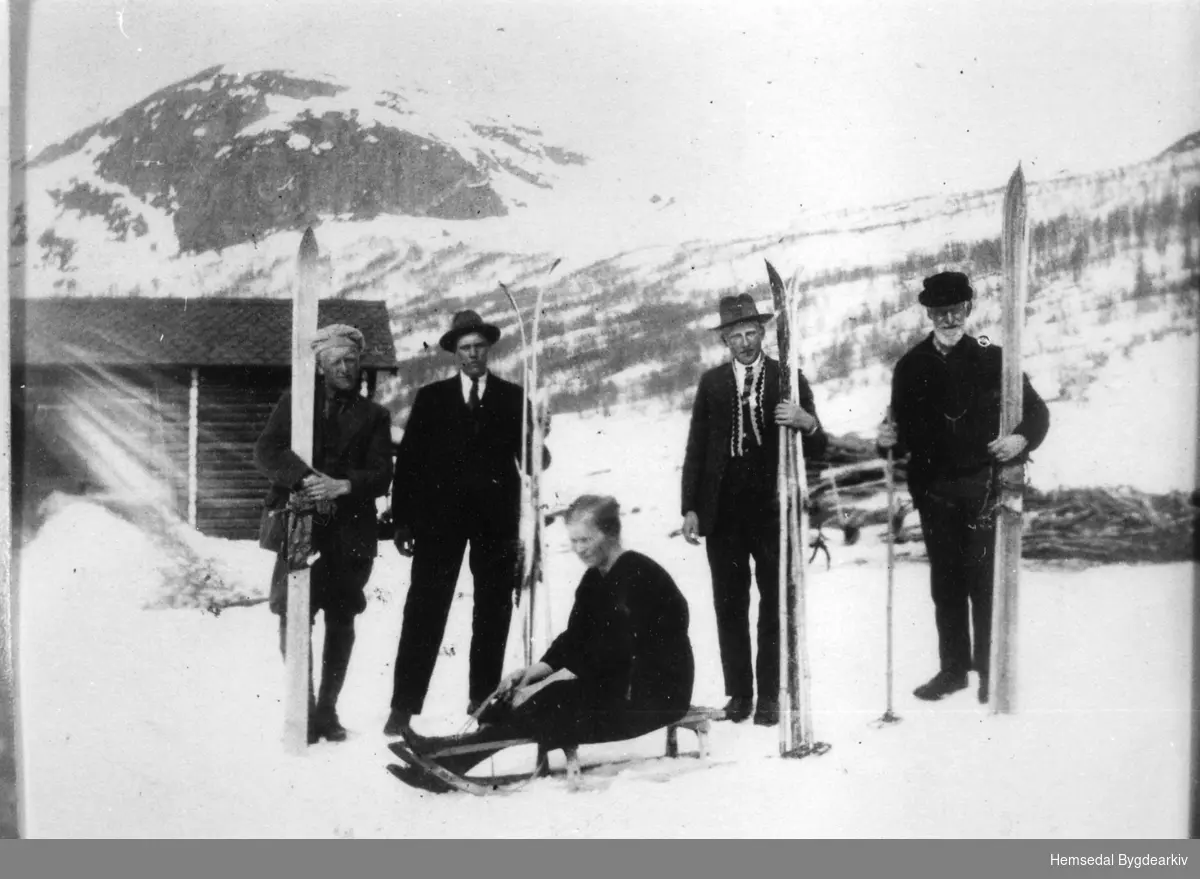 Flaten i Lio i Hemsedal,ca.1920.
Frå venstre: Ola Flaten, Knut Bjørnebergstølen, Herbrand Sjåheim(kan vera Gamle Flaten) og  Ole O. Venåsen.
På kjelken: Kari Flaten.