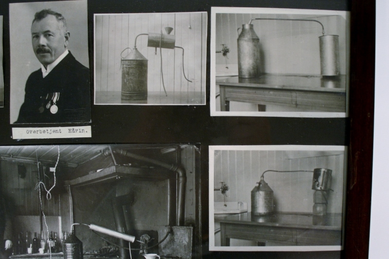 Fotografier av 10 brennvinsapparater, beslaglagt av Trondhjems politi i 1918 under "Verdenskrigens" forbudsperiode.
Efterforskningen utført av de fremragende detektiver overbetjent Håvin (avbildet øverst) og opdagelsesbetjent Fossum (avbildet, midten).