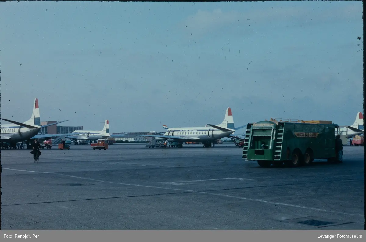 Fra flyplassen i Schipol Magnhild og Per Renbjør  til verdensutstillingen i  Brussel 1958.