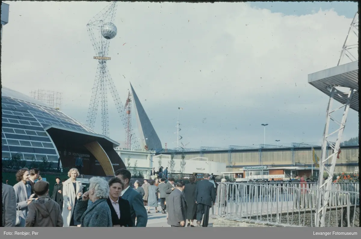 Fra verdensutstillingen Expo 1958 i Brussel, ute på utstillingsområdet.