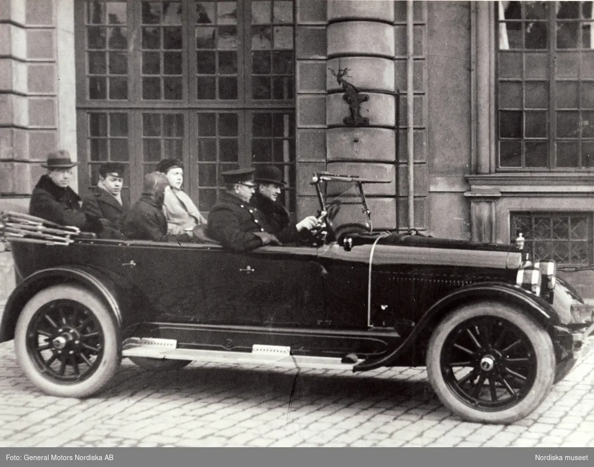 General Motors, Kronprinsen Gustaf Adolf, blivande kung Gustaf VI Adolf  med familj i sin Buick  1924 byggd i Kanada. Prinsen längst bak, intill honom sönerna Gustaf Adolf. Bertil och Sigvard. Chaufför på bilden Per Nääs- känd från flera biltävlingar och försäljare hos Ostermans.