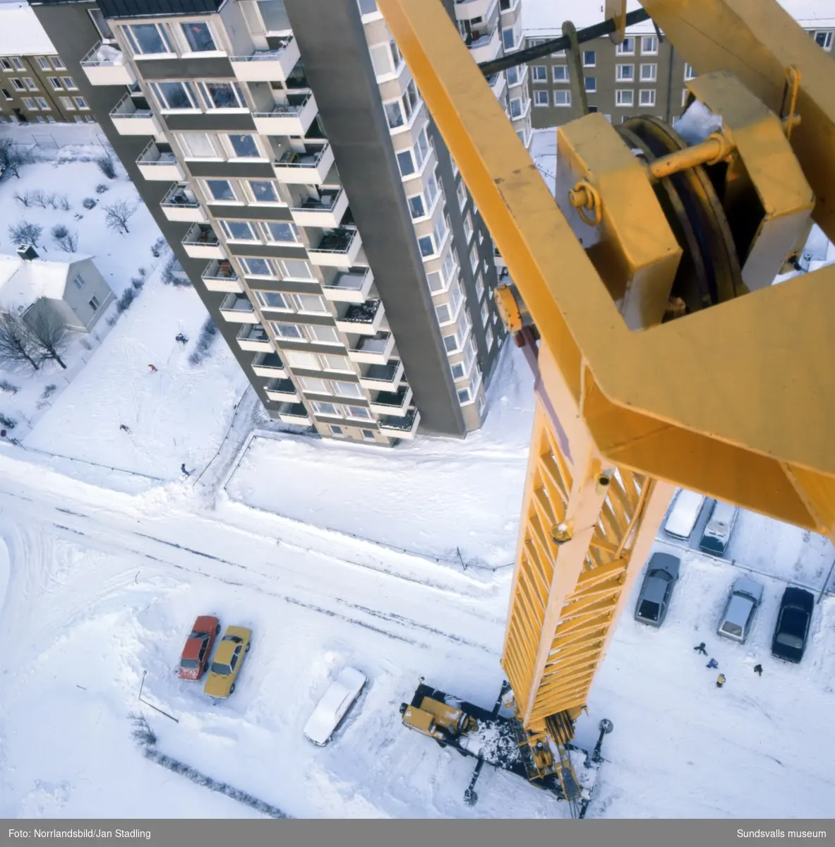 Bilder från en jättelyftkran uppställd invid höghuset på Skönsmon.