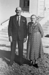 Portrettbilde, eldre mann og kvinne, ektepar, foran trappa v