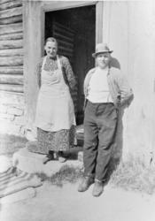 Portrett, mann og kvinne, søskena Hans og Marie ute på hustr