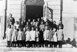 Klassebilde tatt foran byskolen.