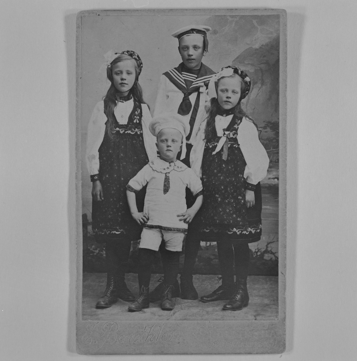 Nils Onstad (foran), hans bror Håkon og hans to søstre.