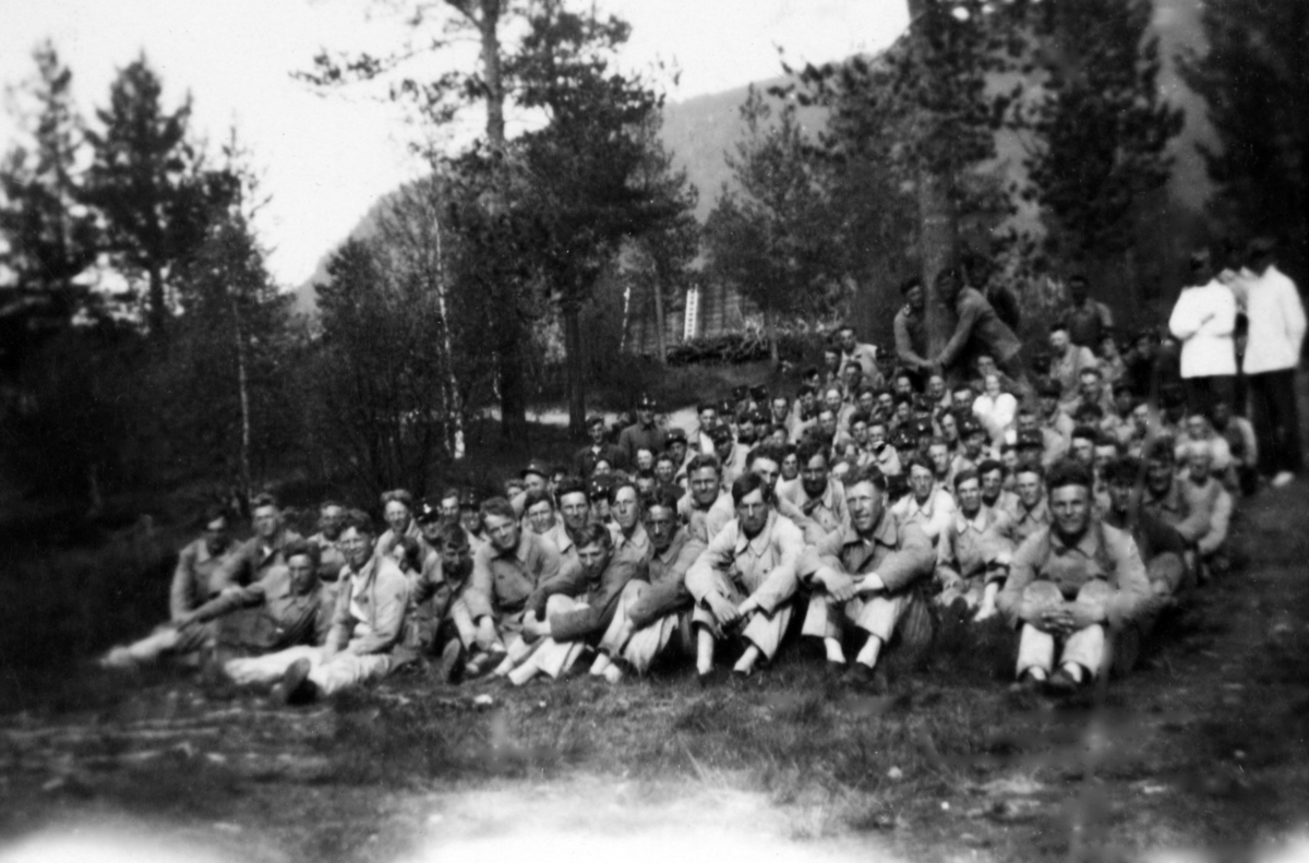 Gruppebilde av soldater, tatt under et stort tre.