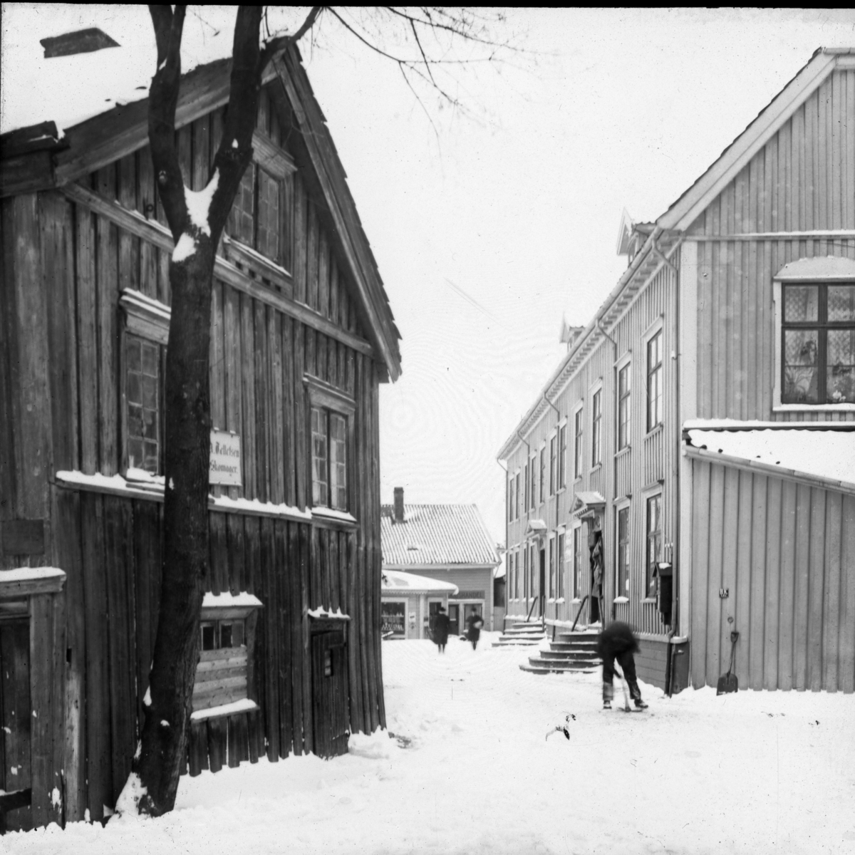 Fra senere Jernbanetorvet, Biørns og Barths hus, vinter. 1890 årene. Kragerø