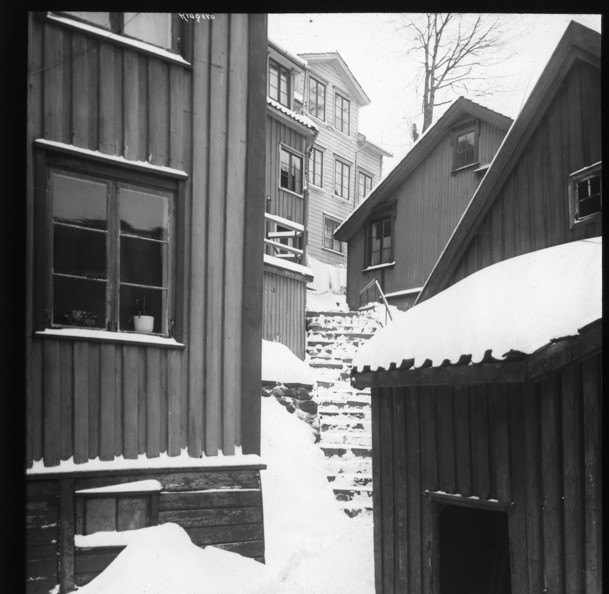 Hus og trapper i snø - Martinis trapper fra 1890 årene. Kragerø