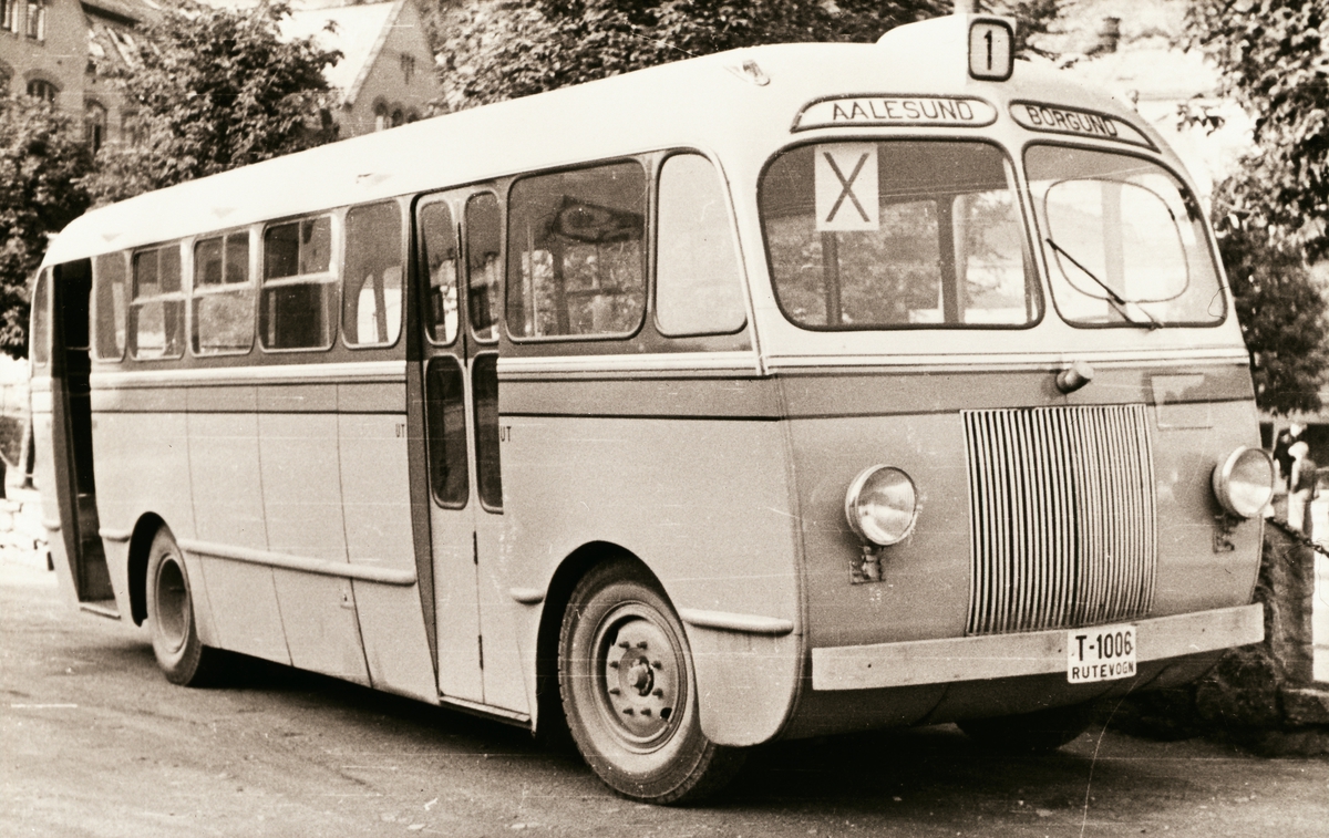 Rutebil brukt i rute Ålesund-Borgund i åra 1937- 1957. Drevet av Landes Rutebiler. Kallenavn "Steinknuser'n".