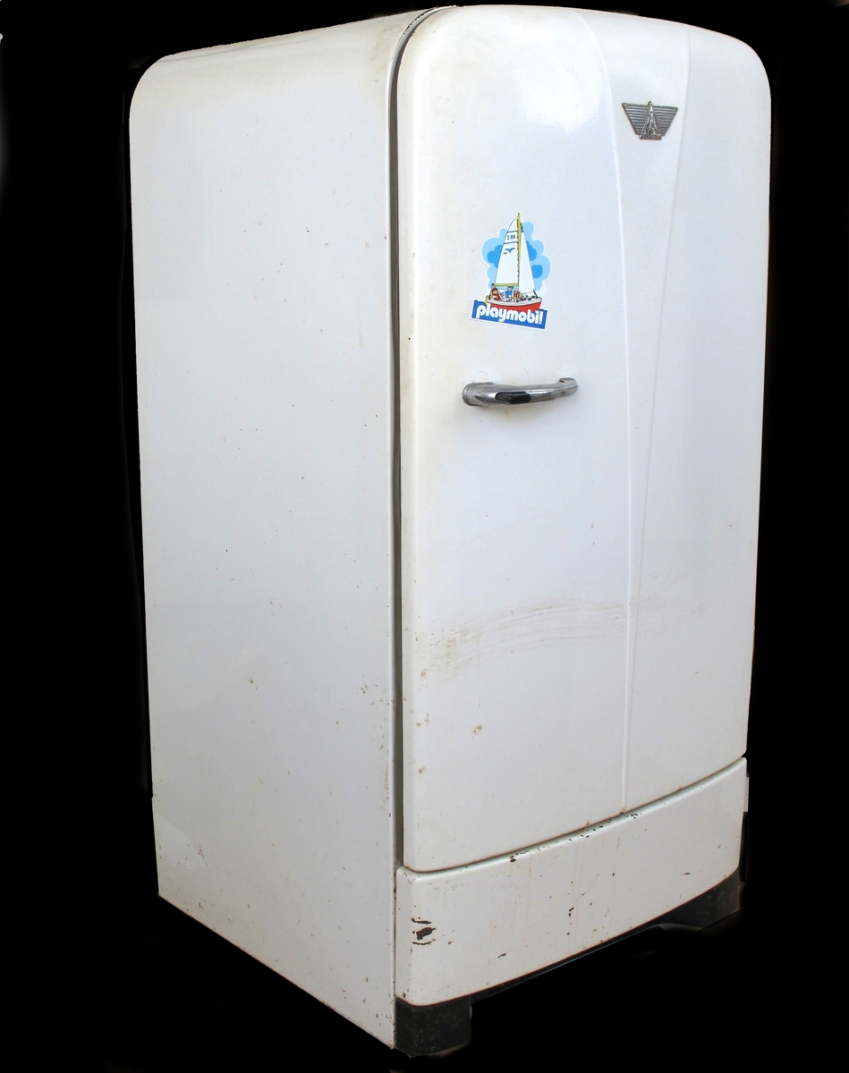 Kjøleskap av plast og metall. Avrundet form. Klistremerke på kjøleskapdøra.