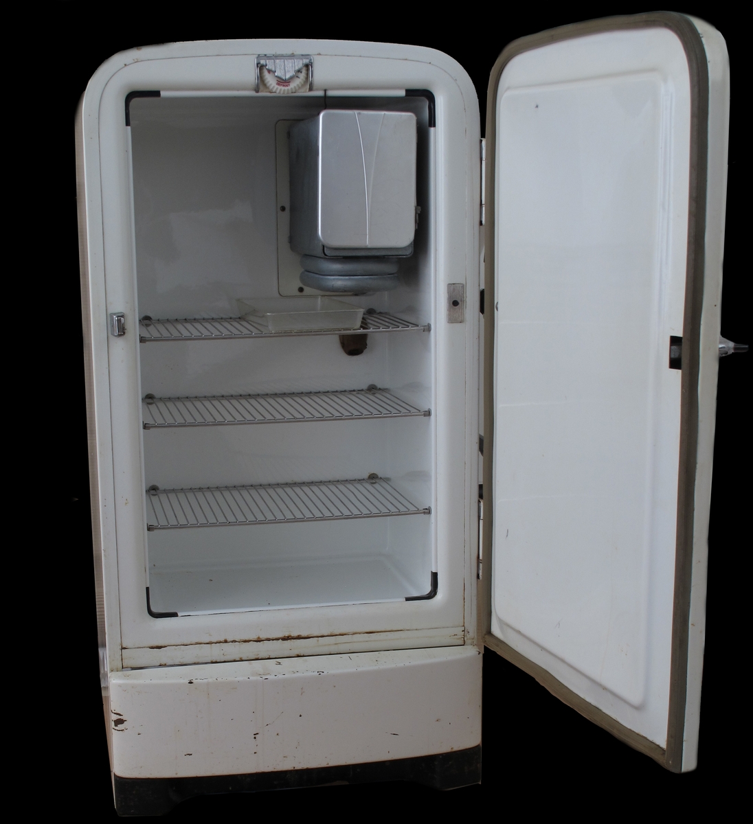 Kjøleskap av plast og metall. Avrundet form. Klistremerke på kjøleskapdøra.