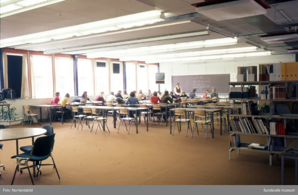 Interiörbilder från Nacksta högstadieskola. Elever i klassrum, bibliotek, matsal, korridorer, kapprum och uppehållsrum.