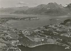 Prospektfotografi fra fly av Vegsundet med gamle Vegsund bro