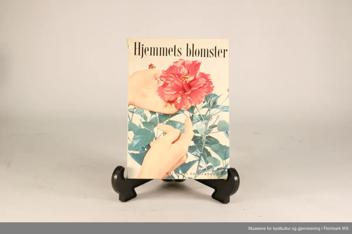 Bok "Hjemmets blomster". Utgitt av Hjemmets produkter A/S i Oslo. Forsidebilde viser en blomst.