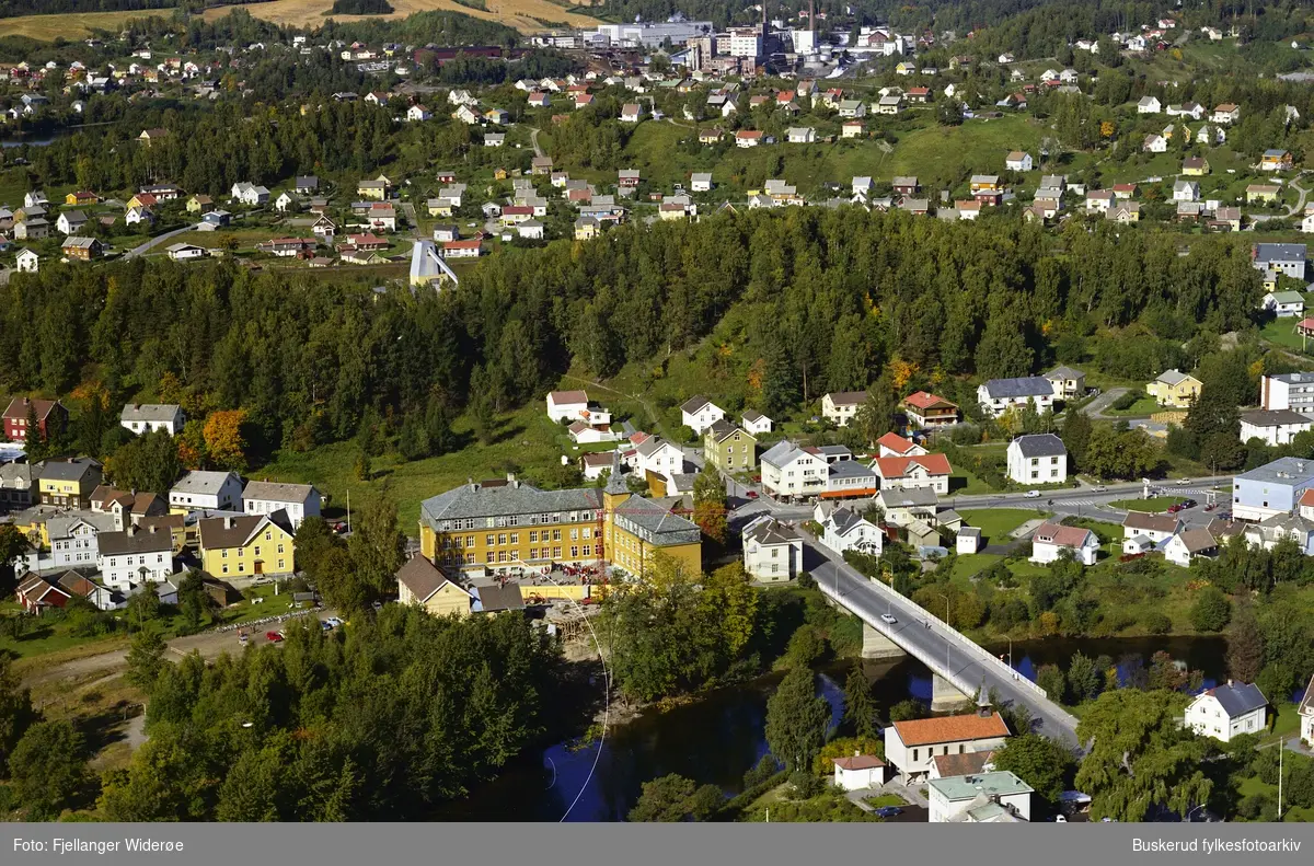 Hønefoss skole, Hønengata, Overmannsundbru, Storelv, Storløkka i bakgrunnen