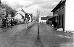 Folkeliv i hovedgata i Løkken sentrum.