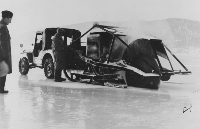 Is-sag, brukt til å lage råk i Ranisen, trukket av bil. Se 16.
