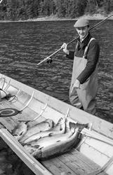 Elvebåt i landskap.