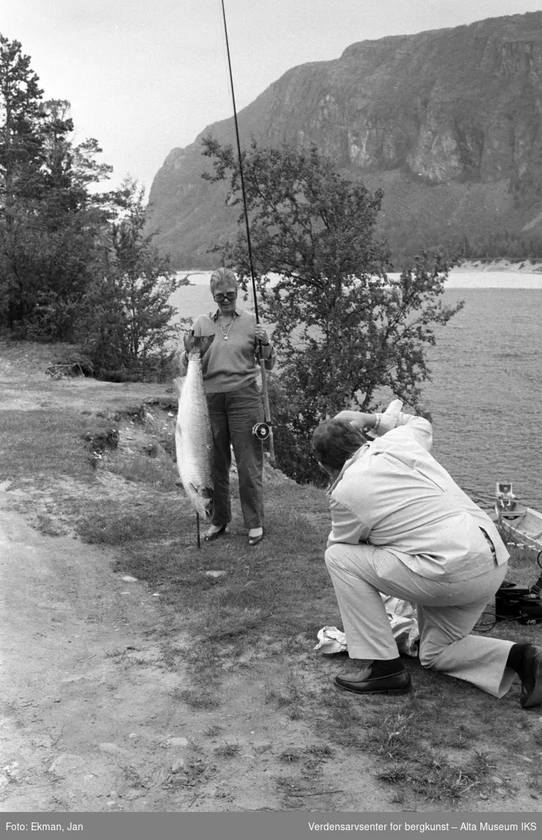 Fangst med personer.

Fotografert mellom 1984 og 1985.

Fotoserie: Laksefiske i Altaelva i perioden 1970-1988 (av Jan Ekman).
