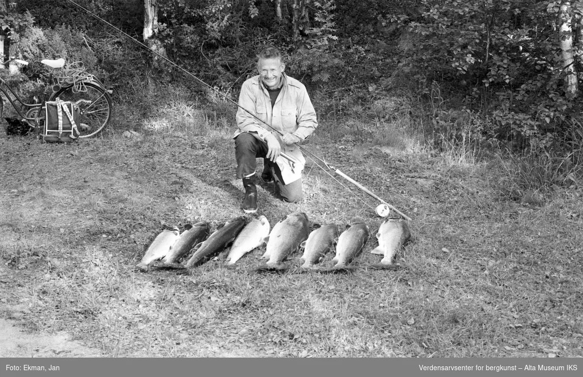 Fangst med personer.

Fotografert 1982.

Fotoserie: Laksefiske i Altaelva i perioden 1970-1988 (av Jan Ekman).
